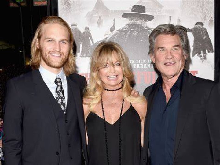 Actors (L-R) Kurt Russell, Goldie Hawn, Oliver Hudson and his sister Kate Hudson pose at the post-premiere party for "Dark Blue" on February 12, 2003 | Source: Getty Images